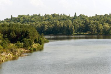 Chernobyl nükleer güç bitki bölge düz Pripyat nehir pastoral manzara. Pripyat nehir lahit üzerinde ayrılmış bir atom reaktörü alanında. Sakin düz manzara. Pripyat Nehri