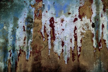 Alçı tuğla duvarın boş eski sanat dokusu. Yaprak dokusuyla boyanmış taş tuğla duvarın çatlaklarıyla kötü çizilmiş yüzey. Hasarlı alçıyla binanın ön cephesini ovaladım.