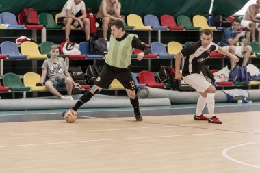 Odessa, Ukrayna - 28 Temmuz 2018: Tanımlanamayan yerel takım parke zemin üzerinde futsal turnuvasında mini-futbol oynayan oyuncuların