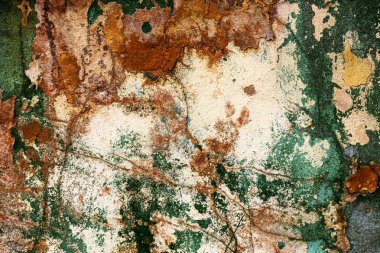 Alçı tuğla duvarın boş eski sanat dokusu. Yaprak dokusuyla boyanmış taş tuğla duvarın çatlaklarıyla kötü çizilmiş yüzey. Hasarlı alçıyla binanın ön cephesini ovaladım.