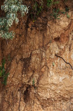Çevreye zararlı bir bölgede dağ heyelan. Yeryüzündeki büyük çatlaklar, toprak yolu kapatan büyük katmanların inişi. Dağ yamacının yamacında baraj tehlikesi