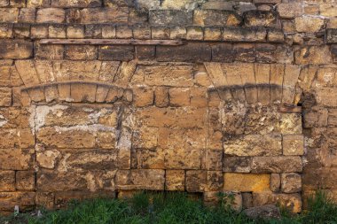 Boş eski tuğla duvar doku. Zavallı duvar yüzeyi boyalı. Grungy geniş Brickwall. Kırmızı grunge arka plan. Hasarlı sıva ile bina cephe ovuşturdu. Soyut web afiş. Kopya alanı
