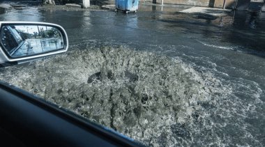 Kaza kanalizasyon sistemine. Su kanalizasyon yoldan akıyor. Kanalizasyon kazasında. Atılım kanalizasyon sistemine. Su kuyu dışarı akar. Su tedarik sistemleri de yolda kanalizasyon içinde döktü