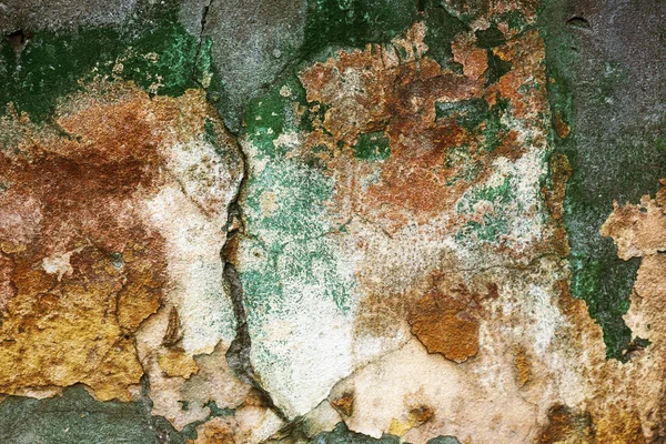 예술적 감촉이 갈라진 긁히지 표면을 그린다 석고가 건물의 전면을 문지르다 — 스톡 사진