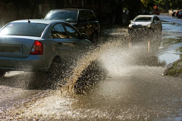 Jazdy Samochodami Drodze Zalanych Podczas Powodzi Wywołanych Przez Burze Deszcz — Zdjęcie stockowe