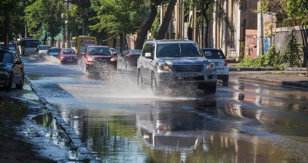 Odessa Ukraine Juillet 2018 Conduite Voitures Sur Une Route Inondée — Photo