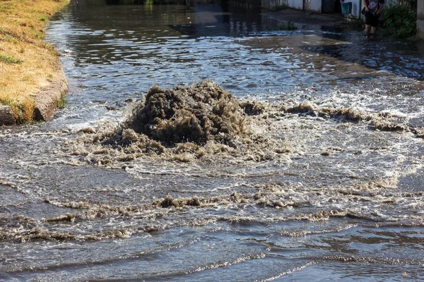 Yol Kanalizasyon Kapağından Akar Lağım Kanalizasyonu Kanalizasyon Sistemi Kazası Kirli — Stok fotoğraf
