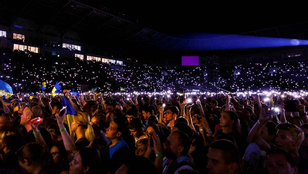 Odessa Ucrânia Junho 2016 Grande Multidão Espectadores Divertindo Estádio Concerto — Fotografia de Stock