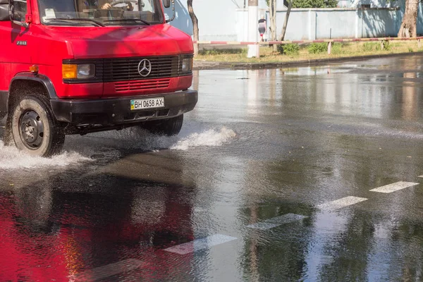 Odessa Ucrânia Julho 2018 Dirigir Carros Uma Estrada Inundada Durante — Fotografia de Stock