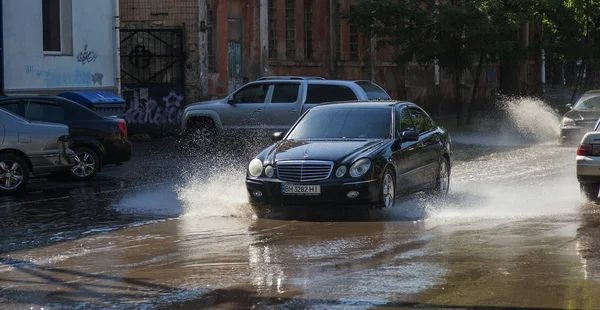 Odessa Ukraina Lipca 2018 Jazdy Samochodami Drodze Zalanych Podczas Powodzi — Zdjęcie stockowe