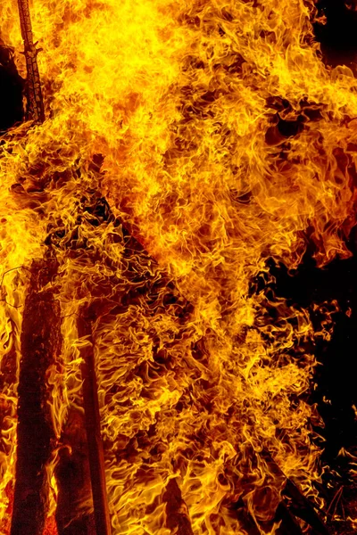 Fogueira Ardente Noite Chama Pentes Como Textura Fundo Ramos Fortes — Fotografia de Stock