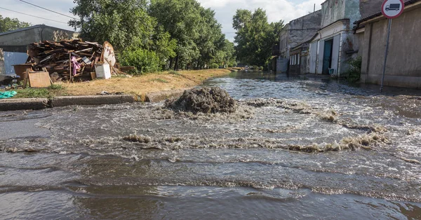 Вода Витікає Люка Дорожньої Каналізації Дренажний Фонтан Каналізації Нещасний Випадок — стокове фото