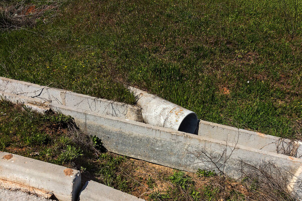 Грязная канализация, канализация сливается в естественный общественный пруд. Экологическая катастрофа разрушения природы. Грязная канализация разрушает природный резервуар. Проблема охраны здоровья и чистой воды
