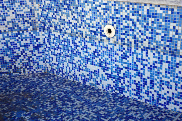 蓝色现代蓝色背景底部的游泳池 小玻璃瓷砖内衬成一排的白色瓷砖威尼斯马赛克 — 图库照片