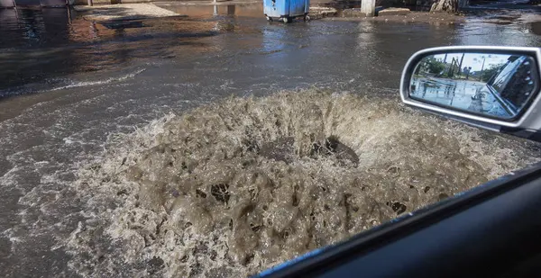 Вода Вытекает Дорожного Люка Канализационный Фонтан Несчастный Случай Канализацией Грязная — стоковое фото