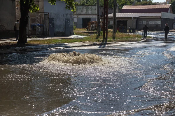 Water Flows Out Road Sewage Hatch Drainage Fountain Sewage Accident — Stock Photo, Image