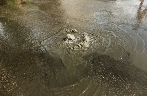 Вода Вытекает Дорожного Люка Канализационный Фонтан Несчастный Случай Канализацией Грязная — стоковое фото