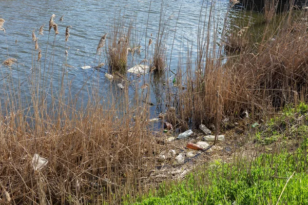 Sporchi Liquami Rifiuti Domestici Nel Piccolo Fiume Canale Irrigazione Provoca — Foto Stock