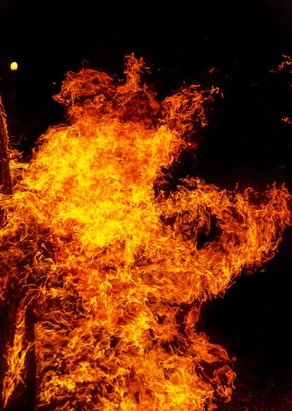 Καύση Campfire Βράδυ Χτένες Φλόγα Υφή Και Υπόβαθρο Ισχυρά Κλαδιά — Φωτογραφία Αρχείου