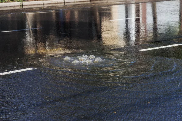 Water Flows Out Road Sewage Hatch Drainage Fountain Sewage Accident — Stock Photo, Image