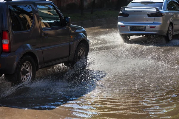 Conduzir Carros Numa Estrada Inundada Durante Inundações Causadas Por Tempestades — Fotografia de Stock