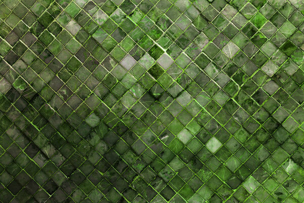 Красочная мягкая пастельная монофоническая венецианская мозаика в качестве декоративного украшения фасада. Венецианская мозаика в качестве декоративного фона. Выборочный фокус. Абстрактный шаблон. Абстрактные керамические камни
