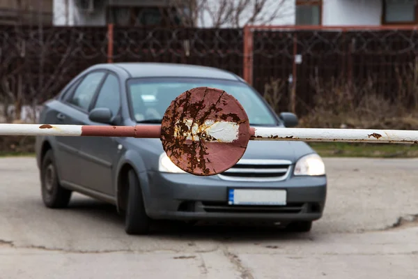 Runda Röda Vägskylt Metall Barriär Gamla Metall Rostig Vägskylt Brick — Stockfoto