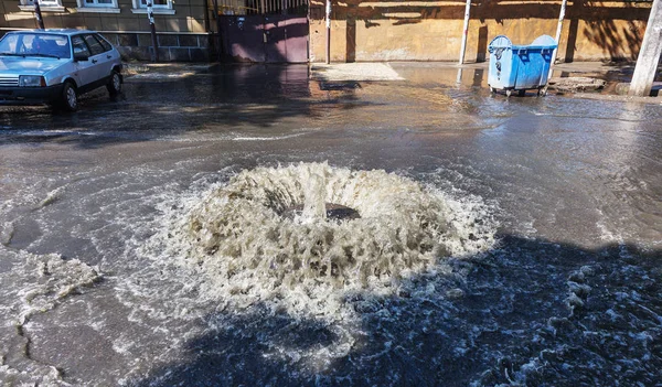 Water Flows Out Road Sewage Hatch 오물의 시스템 더러운 오수는 — 스톡 사진