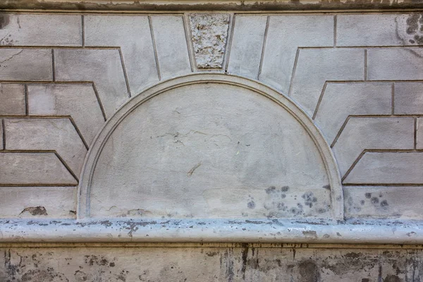 レンガの壁 古い皮白のペンキは 大まかな割れた壁から剥離します 清掃の旧塗装および背景の石膏セメントの壁が古い 視点でのセメント石の古い壁 — ストック写真
