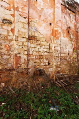 eski sanat dokusuna sıva tuğla duvar. Petal doku ile taş tuğla duvar boyalı sıva çatlaklar boyalı kötü tırmalamak yüzey. Binanın hasarlı sıva arka plan ile ovuşturdu cephe
