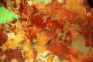 Alçı tuğla duvarın boş eski sanat dokusu. Yaprak dokusuyla boyanmış taş tuğla duvarın çatlaklarıyla kötü çizilmiş yüzey. Hasarlı alçıyla binanın ön cephesini ovaladım.