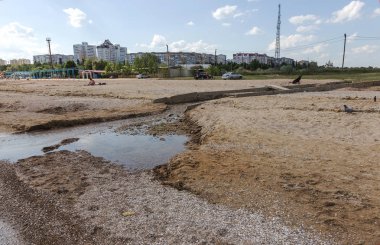 Kirli kanalizasyon ve küçük nehir ev çöpleri, sulama kanalı alg hızlı büyüme neden olur. Su kirliliği. Ekolojik sorun. Sorun plastik. Su kullanımı tehlikelidir, bu yasaktır