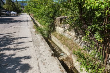 Çimento boşaltmak için zemin kırık boru hattından girerek kirli kanalizasyon kirlilik neden olur. Şehir sokak tarafındaki kirli kanalizasyon boşaltma için çimento kanalı. salgın ekolojik sorunu