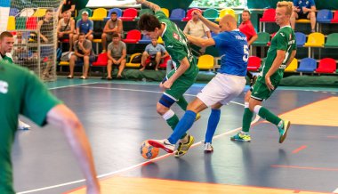 Odessa, Ukrayna - 28 Temmuz 2018: Tanımlanamayan yerel takım parke zemin üzerinde futsal turnuvasında mini-futbol oynayan oyuncuların