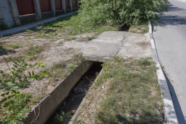 Çimento boşaltmak için zemin kırık boru hattından girerek kirli kanalizasyon kirlilik neden olur. Şehir sokak tarafındaki kirli kanalizasyon boşaltma için çimento kanalı. salgın ekolojik sorunu