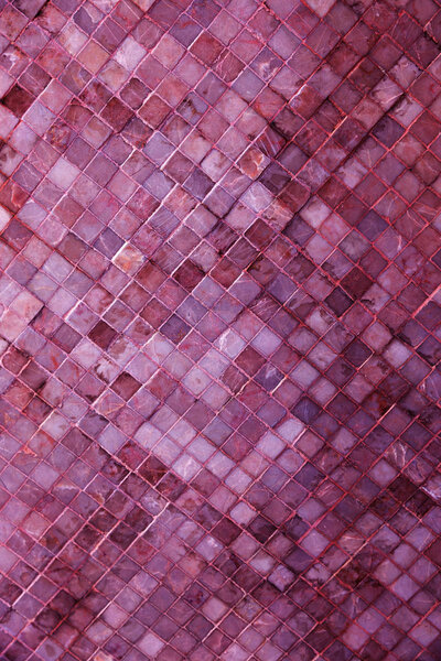 Красочная мягкая пастельная монофоническая венецианская мозаика в качестве декоративного украшения фасада. Венецианская мозаика в качестве декоративного фона. Выборочный фокус. Абстрактный шаблон. Абстрактные керамические камни
