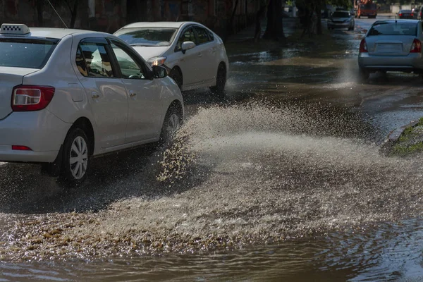 Jazdy Samochodami Drodze Zalanych Podczas Powodzi Wywołanych Przez Burze Deszcz — Zdjęcie stockowe