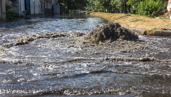 Het Water Stroomt Uit Het Riool Rioleringsfontein Van Rioolwater Ongeval — Stockfoto