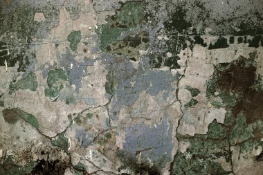 Alçı tuğla duvarın boş eski sanat dokusu. Yaprak dokusuyla boyanmış taş tuğla duvarın çatlaklarıyla kötü çizilmiş yüzey. Hasarlı alçıyla binanın ön cephesini ovaladım.