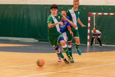 Odessa, Ukrayna - 28 Temmuz 2018: Tanımlanamayan yerel takım parke zemin üzerinde mini-futbol turnuvasında oynayan oyuncuların