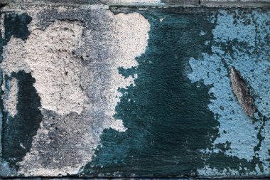 Alçı tuğla duvarın boş eski sanat dokusu. Yaprak dokusuyla boyanmış taş tuğla duvarın çatlaklarıyla kötü çizilmiş yüzey. Hasarlı alçıyla binanın ön cephesini ovaladım.