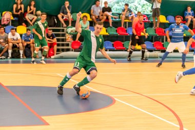 Odessa, Ukrayna - 28 Temmuz 2018: Tanımlanamayan yerel takım parke zemin üzerinde mini-futbol turnuvasında oynayan oyuncuların