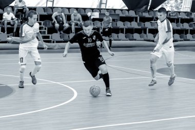 Odessa, Ukrayna - 28 Temmuz 2018: Tanımlanamayan yerel takım parke zemin üzerinde mini-futbol turnuvasında oynayan oyuncuların