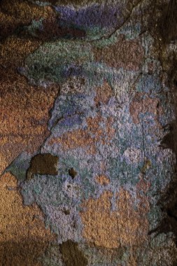 Alçı tuğla duvarın boş eski sanat dokusu. Yaprak dokusuyla boyanmış taş tuğla duvarın çatlaklarıyla kötü çizilmiş yüzey. Hasarlı alçıyla binanın ön cephesini ovaladım.