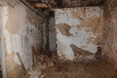 Radyoaktif ölü bölge Chernobyl evde kalıntıları. Yok edilen terk edilmiş evde büyür ve orman içinde ölür. Çernobil'de ev mistik kalıntıları. Orman, ağaçlar absorbe, evleri yok. Seçici odak