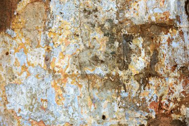 Alçı tuğla duvarın boş eski sanat dokusu. Yaprak dokusuyla boyanmış taş tuğla duvarın çatlaklarıyla kötü çizilmiş yüzey. Hasarlı alçıyla binanın ön cephesini ovaladım.