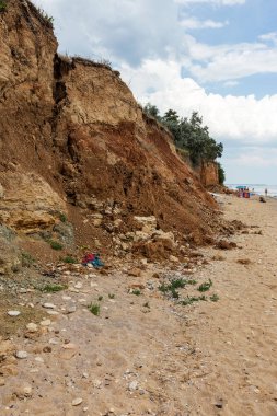 Çevreye zararlı bir bölgede dağ heyelan. Yeryüzündeki büyük çatlaklar, toprak yolu kapatan büyük katmanların inişi. Dağ yamacının yamacında baraj tehlikesi