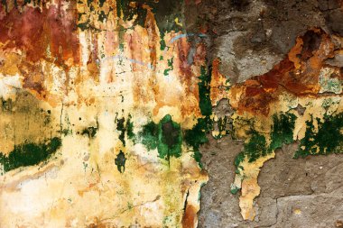 Alçı tuğla duvarın boş eski sanat dokusu. Yaprak dokusuyla boyanmış taş tuğla duvarın çatlaklarıyla kötü çizilmiş yüzey. Hasarlı alçıyla binanın ön cephesini ovaladım.