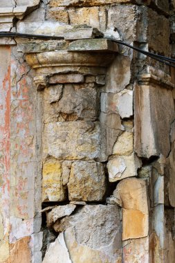 eski sanat dokusuna sıva tuğla duvar. Petal doku ile taş tuğla duvar boyalı sıva çatlaklar boyalı kötü tırmalamak yüzey. Binanın hasarlı sıva arka plan ile ovuşturdu cephe