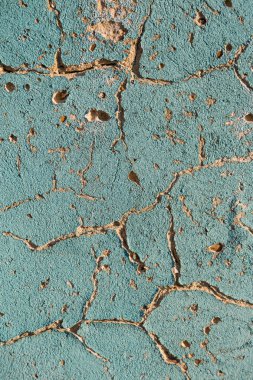 Çatlaklar. Arka plan yüzeyi ile yaratıcı çatlaklar. Yaratıcı tasarım düzen için arka plan olarak Web çatlaklar. Çimento tabakasının taş yüzeyi derin çatlaklar oluşan bir ağ ile. Endişeli appearanc